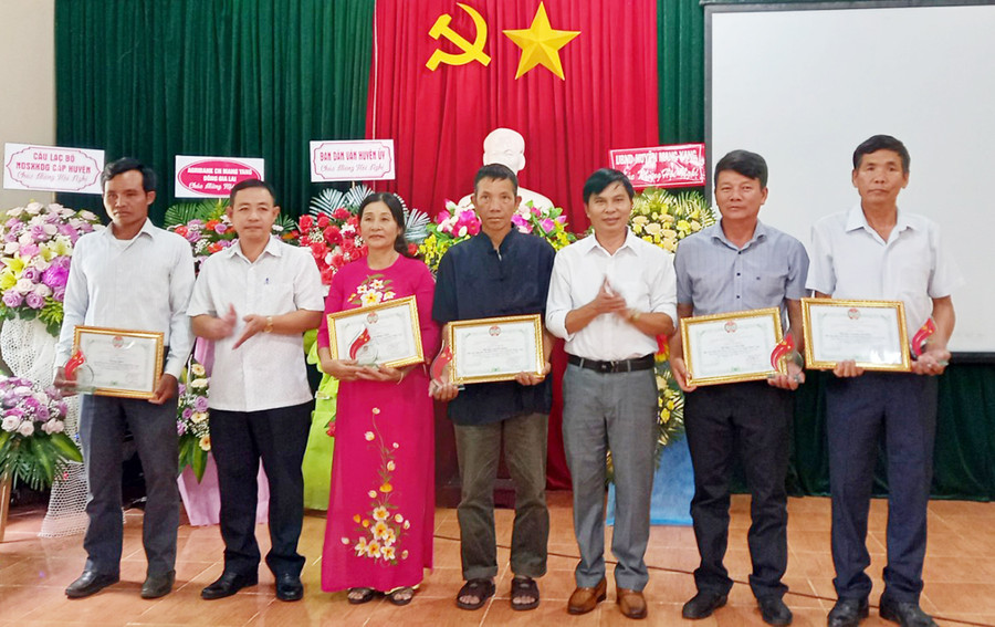 Hội Nông dân huyện tặng giấy khen cho các cá nhân đạt thành tích xuất sắc trong phong trào thi đua “Nông dân sản xuất kinh doanh giỏi” giai đoạn 2017-2022. Ảnh: Ngọc Hoàn