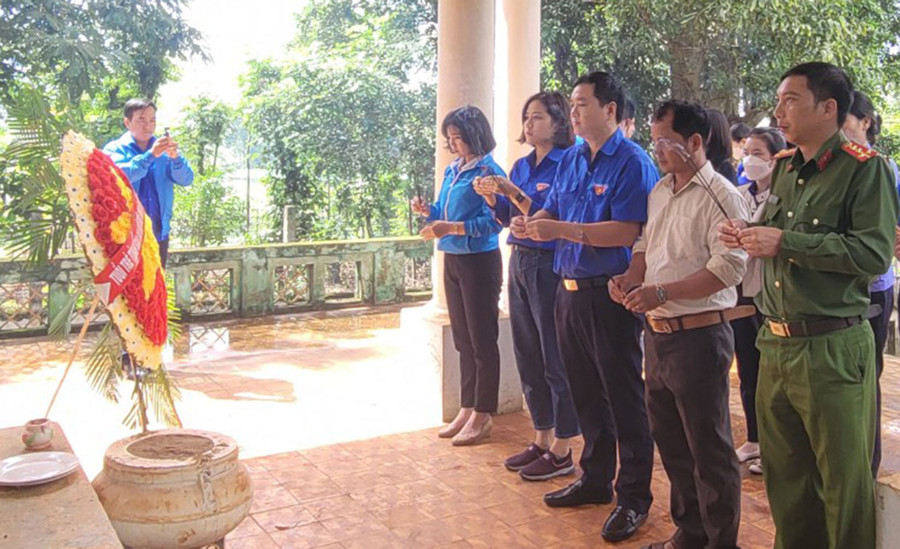 Dâng hương, dâng hoa tại Bia tượng niệm các anh hùng liệt sỹ xã Đak Trôi. Ảnh: R'Ô HOK