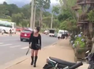 Bị can Lê Thị Thùy Linh cầm dao ra đường chửi bới và xúi giục nhóm của Vinh đuổi đánh, chém nhóm của Bảo. Ảnh: Cắt từ clip