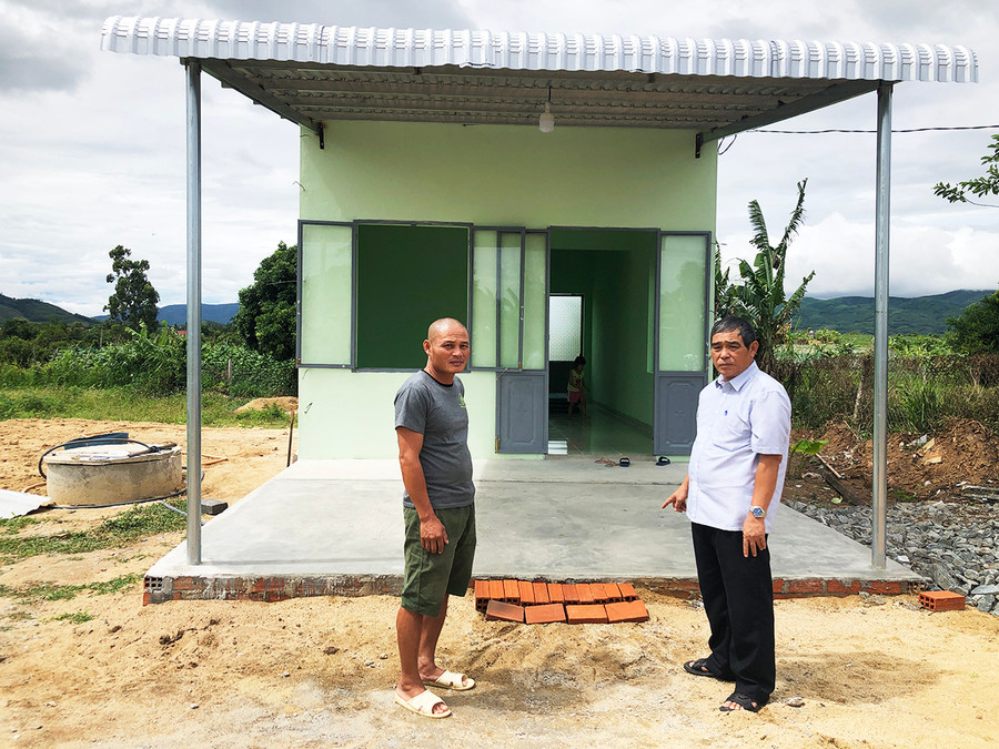  Anh Nguyễn Minh Cường (bìa trái) được Chi bộ tổ dân phố 1 (phường An Bình, thị xã An Khê) vận động các tổ chức, cá nhân hỗ trợ 70 triệu đồng giúp xây nhà mới. Ảnh: Ngọc Minh