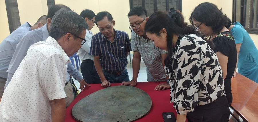 Hội đồng Khoa học Bảo tàng tỉnh Đồng Tháp và chuyên gia thẩm định mặt trống đồng và nhận định đây là mặt trống đồng Đông Sơn, niên đại cách nay khoảng 2.000 đến 2.300 năm. Ảnh: BTĐT Hội đồng Khoa học Bảo tàng tỉnh Đồng Tháp và chuyên gia thẩm định mặt trống đồng và nhận định đây là mặt trống đồng Đông Sơn, niên đại cách nay khoảng 2.000 đến 2.300 năm. Ảnh: BTĐT