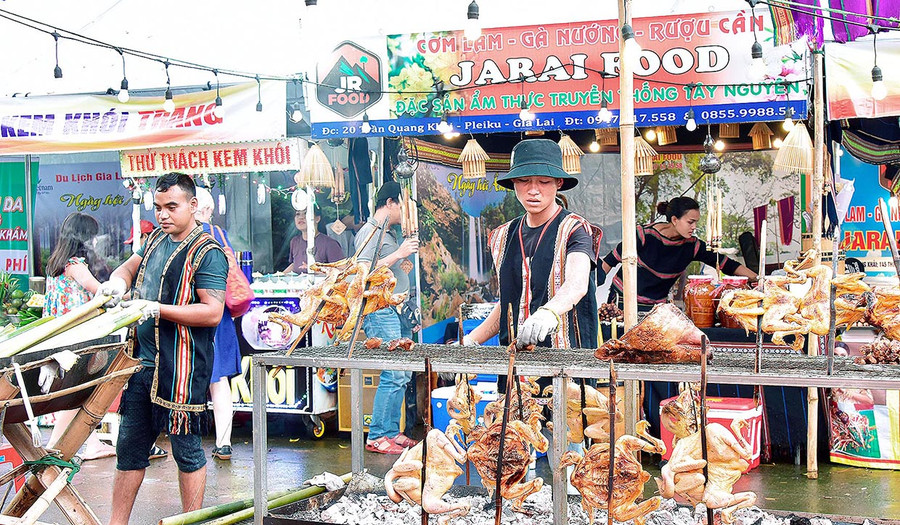 Món gà nướng xa lửa phục vụ du khách tại Ngày hội ẩm thực Gia Lai. Ảnh: Đức Thụy Món gà nướng xa lửa phục vụ du khách tại Ngày hội ẩm thực Gia Lai. Ảnh: Đức Thụy