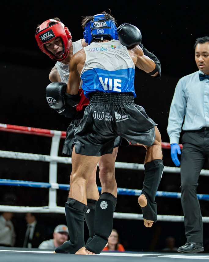 Almaz Sarsembekov lãnh đòn, rách mí mắt Almaz Sarsembekov lãnh đòn, rách mí mắt