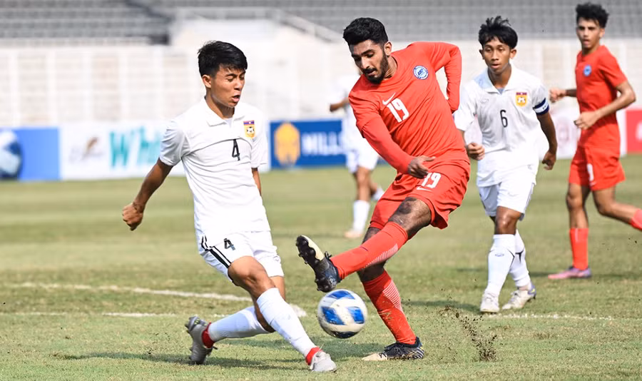  U.19 Lào (áo trắng) trở thành hiện tượng thú vị ở giải U.19 Đông Nam Á năm nay. Ảnh: FAS