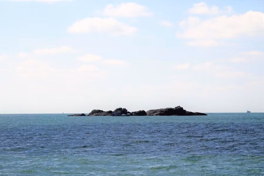 Hòn Đá Lẻ nhìn từ xa. Ảnh: Mai Thanh Hải