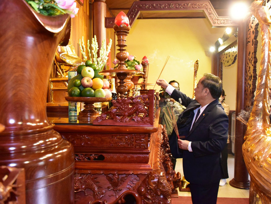 Đồng chí Châu Ngọc Tuấn-Phó Bí thư Thường trực Tỉnh ủy, Trưởng đoàn đại biểu Quốc hội tỉnh dâng hương tại nơi thờ Bác Hồ trong khuôn viên Bảo tàng tỉnh 