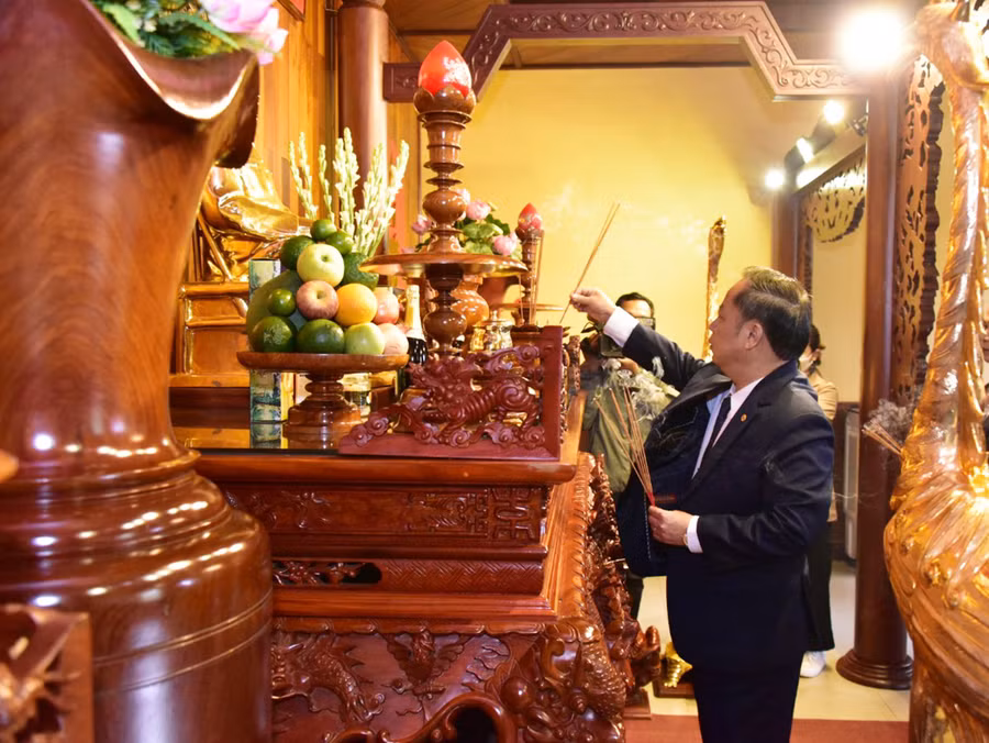 Đồng chí Châu Ngọc Tuấn-Phó Bí thư Thường trực Tỉnh ủy, Trưởng đoàn đại biểu Quốc hội tỉnh dâng hương tại nơi thờ Bác Hồ trong khuôn viên Bảo tàng tỉnh 