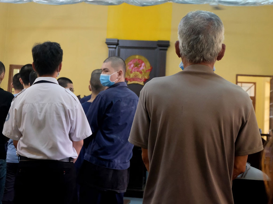 Ông L.V.D (bìa phải), cha của bị cáo L.M.H, trình bày hoàn cảnh gia đình với HĐXX - Ảnh: SONG MAI Ông L.V.D (bìa phải), cha của bị cáo L.M.H, trình bày hoàn cảnh gia đình với HĐXX - Aênh: SONG MAI