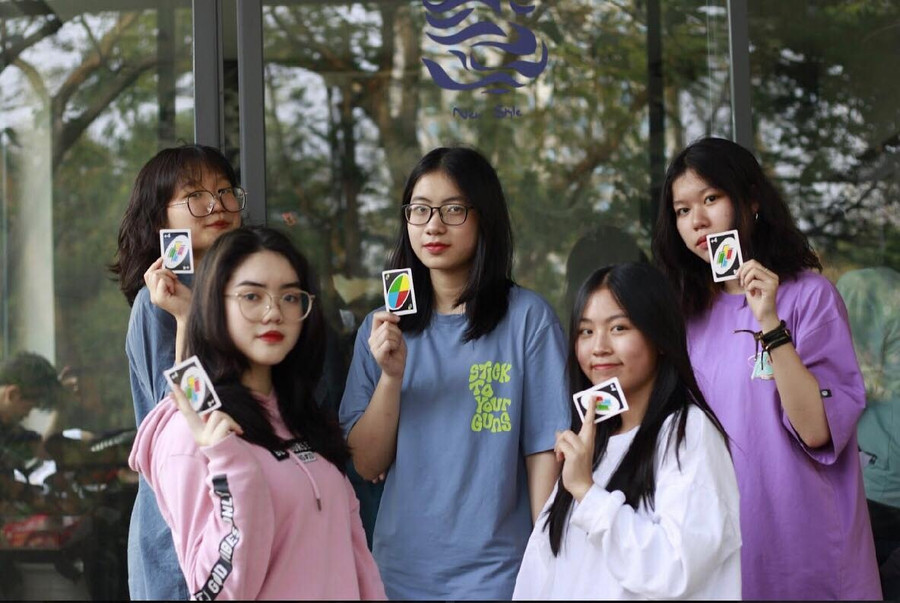 Phương Anh (áo hồng) và các bạn trong một buổi làm diễn giả cho một dự án về học sinh. Ảnh: NVCC Phương Anh (áo hồng) và các bạn trong một buổi làm diễn giả cho một dự án về học sinh. Ảnh: NVCC