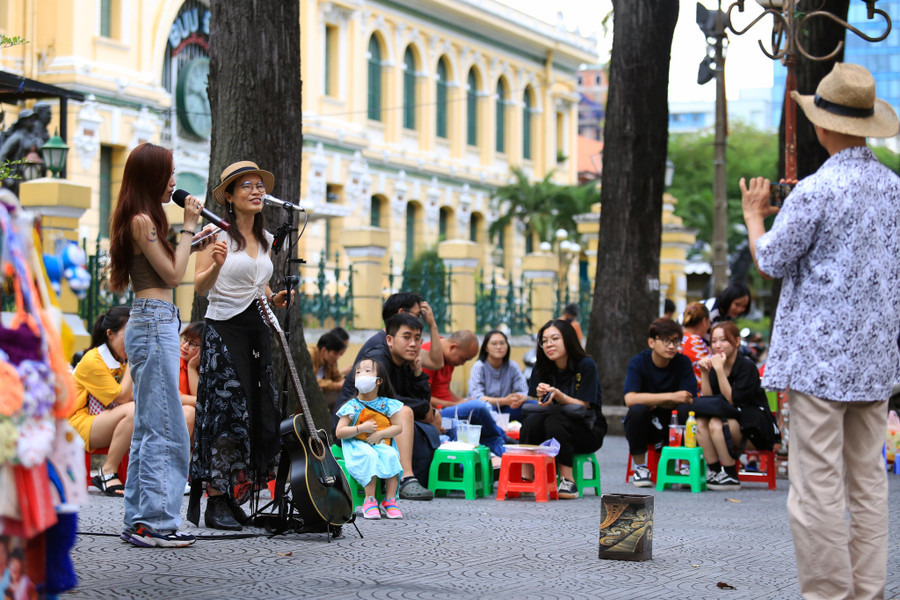 Hoạt động nhộn nhịp tại Bưu điện Thành phố ngày cuối tuần. Ảnh: Nhật Thịnh 