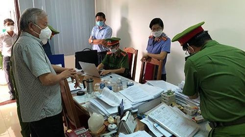 Khám xét nơi làm việc của 1 bị can liên quan vụ việc vào năm 2021. Ảnh: H.L