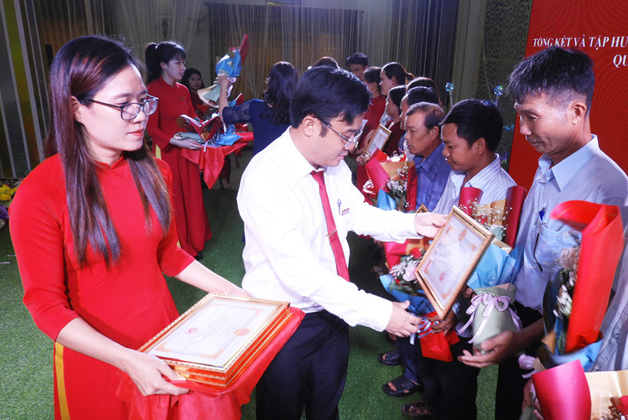 Khen thưởng các tập thể và cá nhân có thành tích xuất sắc trong công tác thực hiện chính sách tín dụng phục vụ phát triển nông nghiệp, nông thôn. Ảnh: Thanh Nhật Khen thưởng các tập thể và cá nhân có thành tích xuất sắc trong công tác thực hiện chính sách tín dụng phục vụ phát triển nông nghiệp, nông thôn. Ảnh: Thanh Nhật