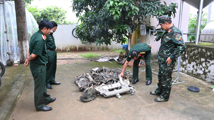 Những mảnh kim loại của xác máy bay được lực lượng quân đội thu giữ. Ảnh: Nam Long