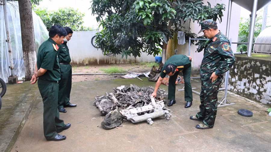 Những mảnh kim loại của xác máy bay được lực lượng quân đội thu giữ. Ảnh: Nam Long