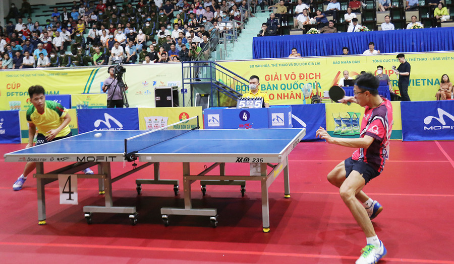 Vận động viên Quang Hiền (bìa phải) lần đầu có danh hiệu vô địch đơn nam. Ảnh: Văn Ngọc  Vận động viên Quang Hiền (bìa phải) lần đầu có danh hiệu vô địch đơn nam. Ảnh: Văn Ngọc