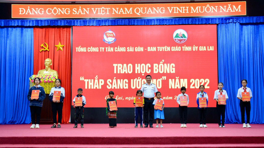 Đại diện Tổng Công ty trao học bổng “Thắp sáng ước mơ” cho 10 học sinh nghèo hiếu học. Ảnh: Lam Nguyên