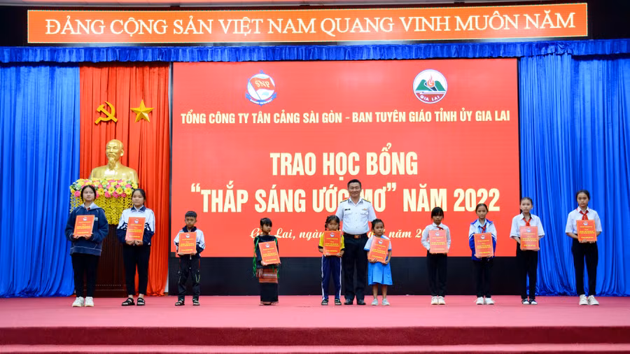 Đại diện Tổng Công ty trao học bổng “Thắp sáng ước mơ” cho 10 học sinh nghèo hiếu học. Ảnh: Lam Nguyên