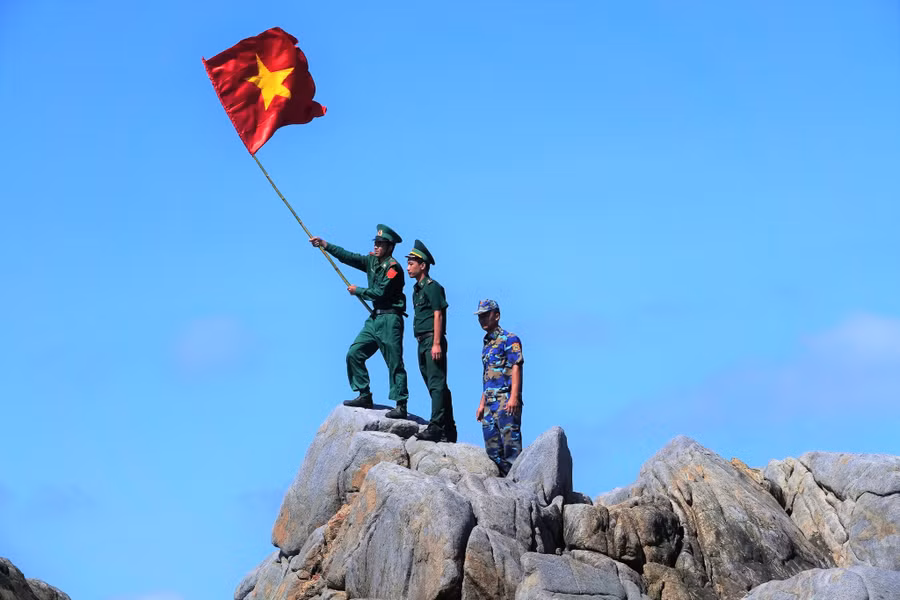 Cán bộ chiến sĩ đồn biên phòng Hòn Khoai làm nhiệm vụ tuần tra kiểm soát tại Hòn Đá Lẻ. Ảnh: Mai Thanh Hải