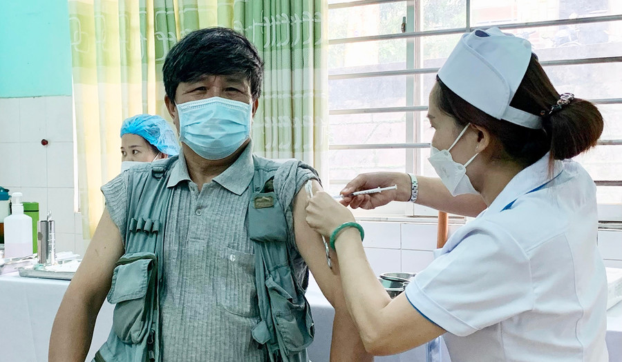  Ngành Y tế tiếp tục phối hợp đẩy mạnh tiêm vắc xin cho các đối tượng theo quy định. Ảnh: Như Nguyện