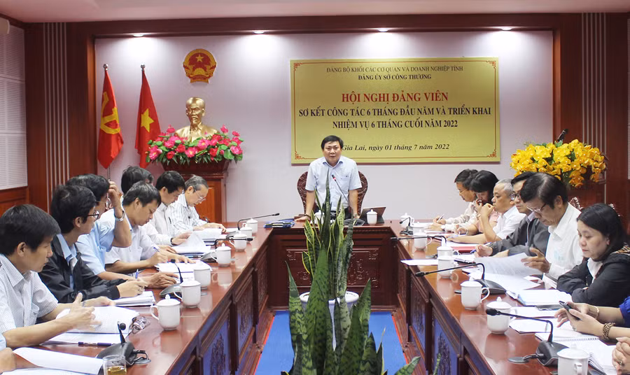 Quang cảnh hội nghị sơ kết công tác 6 tháng đầu năm do Đảng ủy Sở Công thương tổ chức. Ảnh: Phan Lài