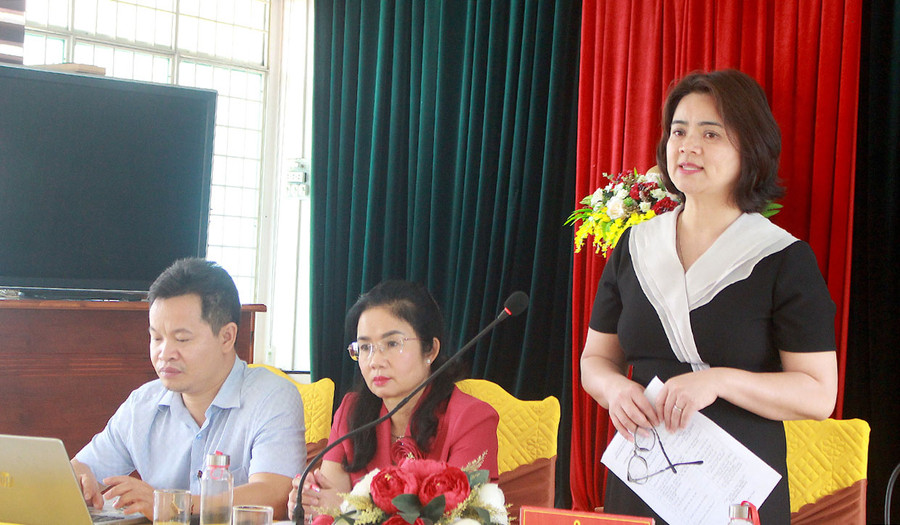 Phó Vụ trưởng Vụ GDMN (Bộ GD-ĐT) Cù Thị Thủy (bìa phải) đánh giá cao kết quả phổ cập cũng như phát triển GDMN của tỉnh Gia Lai trong những năm qua. Ảnh: Mộc Trà Phó Vụ trưởng Vụ GDMN (Bộ GD-ĐT) Cù Thị Thủy đánh giá cao kết quả phổ cập cũng như phát triển GDMN của tỉnh Gia Lai trong những năm qua. Ảnh: Mộc Trà