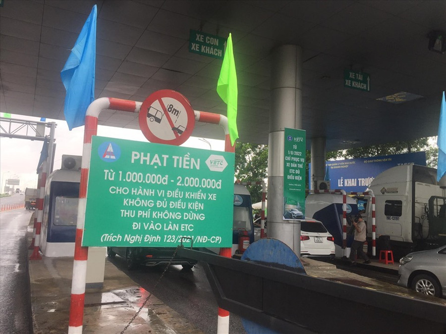 Biển doạ phạt dán ở các lối ra vào cao tốc, nhưng nếu Trạm trục trặc thì cùng lắm là...xả, nhưng rồi đến phí chuyển đóng trước tiền khách vẫn phải trả.Ảnh: ĐT