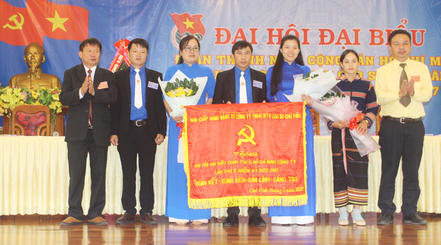 Ban Chấp hành Đảng bộ Công ty TNHH một thành viên Cao su Chư Păh tặng bức trướng cho Đoàn TNCS Hồ Chí Minh Công ty TNHH một thành viên Cao su Chư Păh.