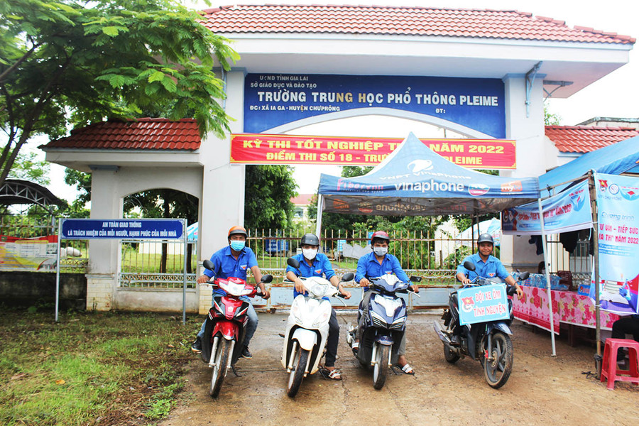 Đội xe ôm tình nguyện phục vụ thí sinh tại điểm thi Trường THPT Pleime (huyện Chư Prông). Ảnh: Nguyễn Diệp Đội xe ôm tình nguyện phục vụ thí sinh tại điểm thi Trường THPT Pleime. Ảnh: Nguyễn Diệp