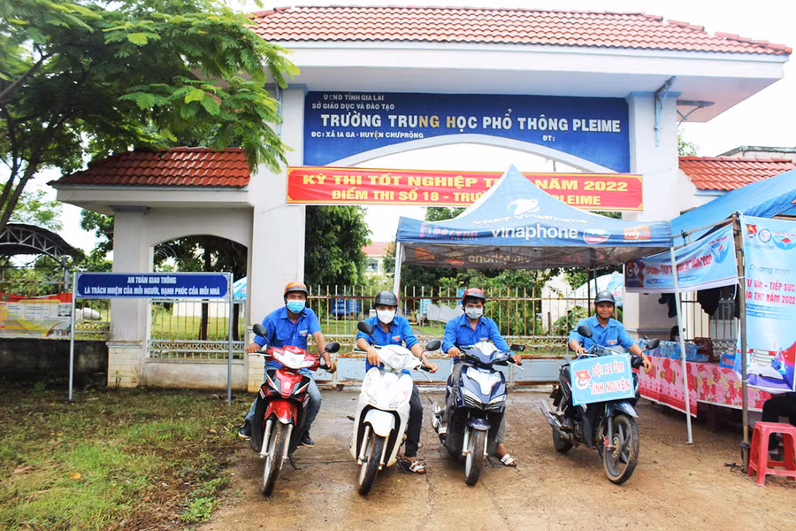Đội xe ôm tình nguyện phục vụ thí sinh tại điểm thi Trường THPT Pleime (huyện Chư Prông). Ảnh: Nguyễn Diệp Đội xe ôm tình nguyện phục vụ thí sinh tại điểm thi Trường THPT Pleime. Ảnh: Nguyễn Diệp