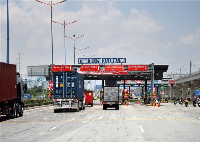 Các phương tiện giao thông qua Trạm thu phí không dừng ETC trên Xa lộ Hà Nội. Ảnh: Hồng Đạt/TTXVN