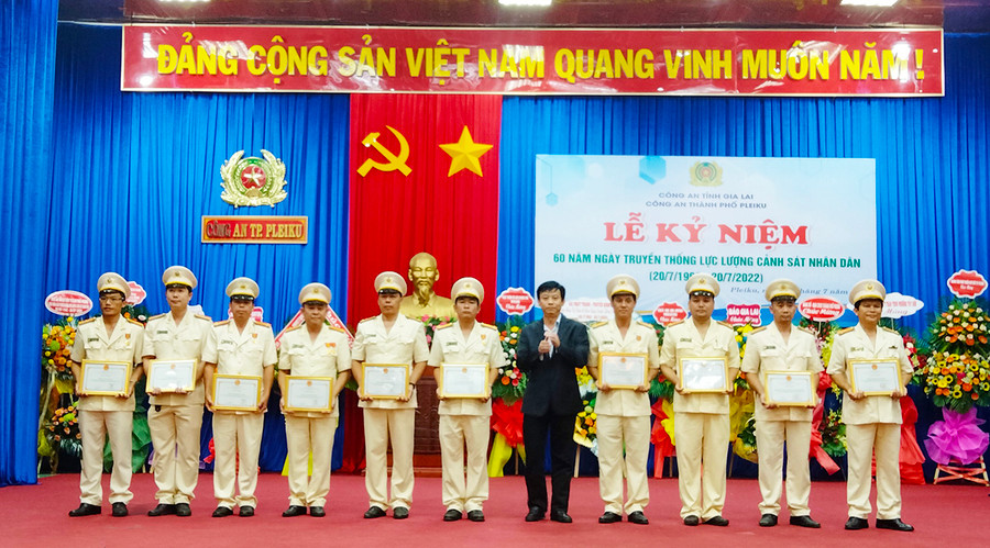Ông Đỗ Việt Hưng-Chủ tịch UBND TP. Pleiku đã tặng giấy khen cho 10 tập thể có thành tích xuất sắc trong đợt thi đua đặc biệt chào mừng kỷ niệm 60 năm Ngày truyền thống lực lượng Cảnh sát nhân dân. Ảnh: Lê Anh  Ông Đỗ Việt Hưng-Chủ tịch UBND TP. Pleiku đã tặng giấy khen cho 10 tập thể có thành tích xuất sắc trong đợt thi đua đặc biệt chào mừng kỷ niệm 60 năm Ngày truyền thống lực lượng Cảnh sát nhân dân. Ảnh: Lê Anh