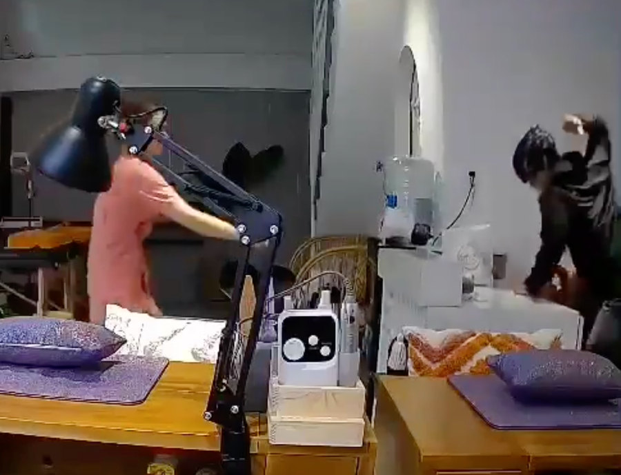 Nam thanh niên "lên gối xuống chỏ" tàn nhẫn với cô gái được camera an ninh ghi lại. Ảnh: N.H  Nam thanh niên