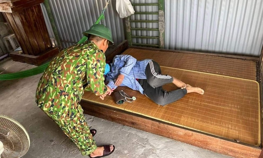 Nạn nhân được thăm khám sức khỏe sau khi đưa vào bờ. Ảnh: CTV/TNO  Nạn nhân được thăm khám sức khỏe sau khi đưa vào bờ. Ảnh: CTV/TNO