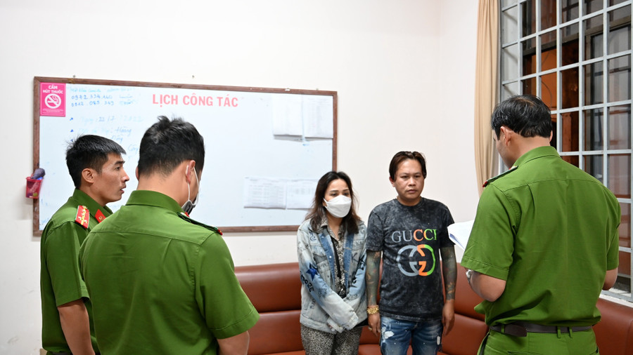 Đọc lệnh bắt tạm giam vợ chồng Lương Thái Vinh và Lê Thị Thùy Linh, kinh doanh tại cửa hàng Quỳnh My. Ảnh: Lê Tiến Đọc lệnh bắt tạm giam vợ chồng Lương Thái Vinh và Lê Thị Thùy Linh, kinh doanh tại cửa hàng Quỳnh My. Ảnh: Lê Tiến