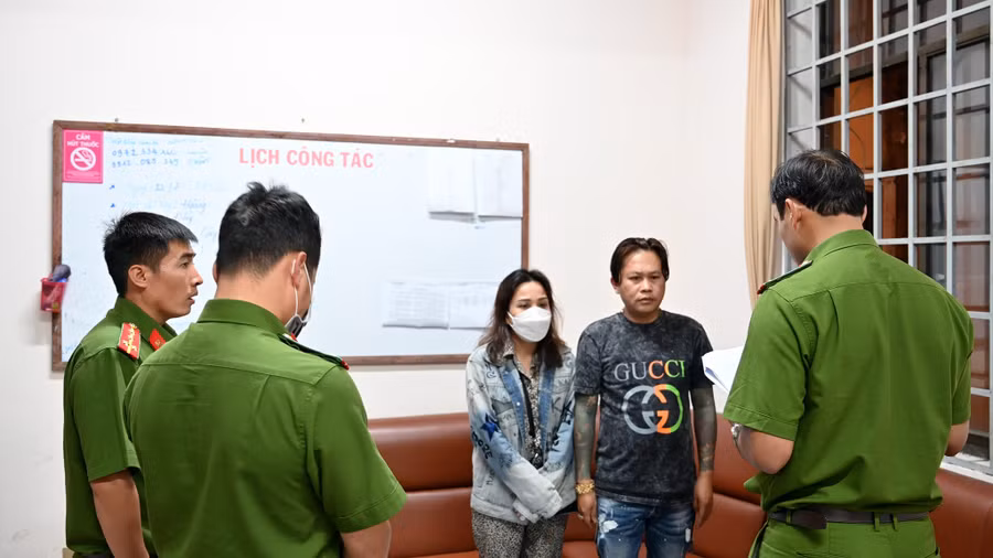 Đọc lệnh bắt tạm giam vợ chồng Lương Thái Vinh và Lê Thị Thùy Linh, kinh doanh tại cửa hàng Quỳnh My. Ảnh: Lê Tiến