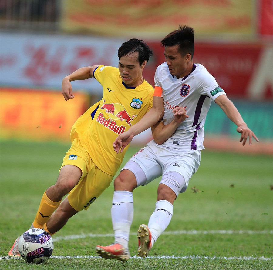 Văn Toàn (trái) của HAGL