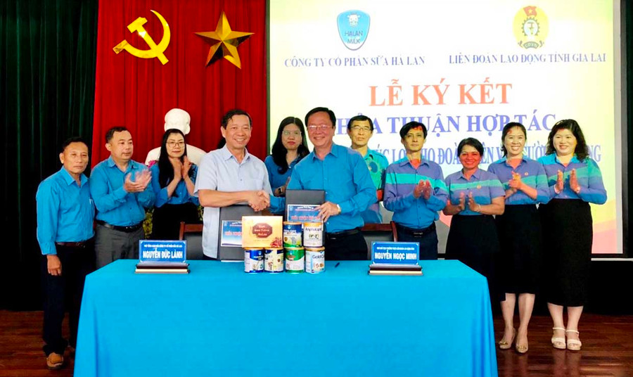  Đại diện 2 đơn vị ký kết thỏa thuận hợp tác. Ảnh: Đinh Yến