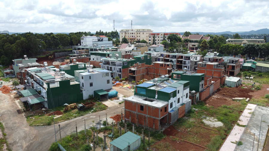 Khu nhà ở xã hội đến nay vẫn chưa được hoàn thành. Ảnh: THANH QUÂN