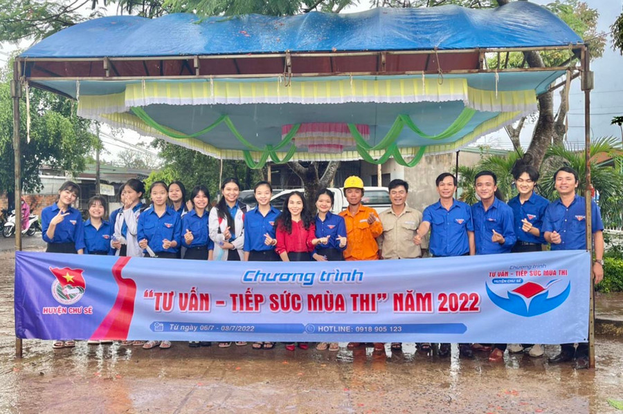 Các tình nguyện viên tham gia chương trình Tư vấn-Tiếp sức mùa thi tại điểm thi Trường THPT Trường Chinh (huyện Chư Sê). Ảnh Phan Lài