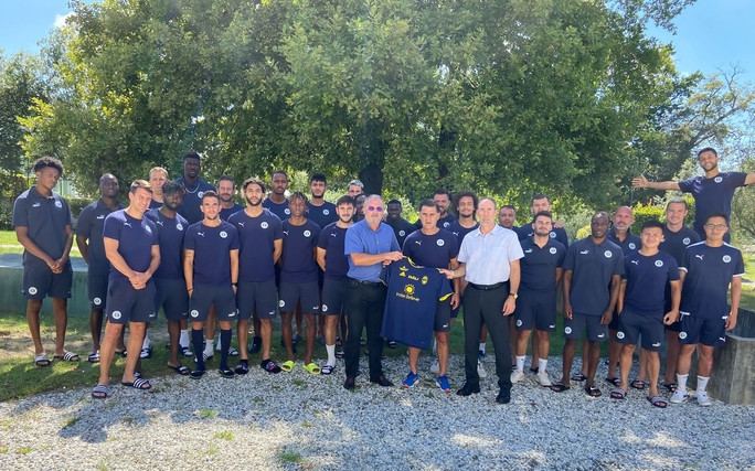 Quang Hải (hàng trước, thứ hai từ phải) và Pau FC trước trận đấu Quang Hải (hàng trước, thứ hai từ phải) và Pau FC trước trận đấu