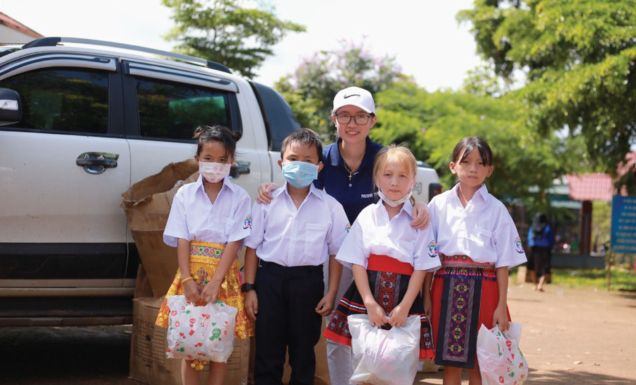 Phương Thảo trao tặng các phần quà cho các em học sinh. Ảnh: NVCC Phương Thảo trao tặng các phần quà cho các em học sinh. Ảnh: NVCC