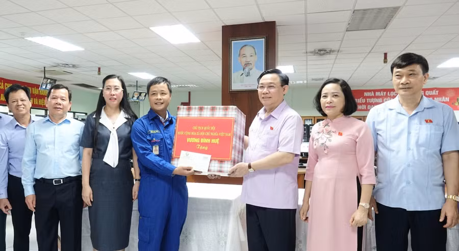  Chủ tịch Quốc hội Vương Đình Huệ trao quà cho cán bộ, người lao động của BSR là con thương binh, liệt sĩ, gia đình chính sách. Ảnh: S.Phước