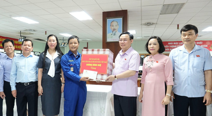 Chủ tịch Quốc hội Vương Đình Huệ trao quà cho cán bộ, người lao động của BSR là con thương binh, liệt sĩ, gia đình chính sách. Ảnh: S.Phước Chủ tịch Quốc hội Vương Đình Huệ trao quà cho cán bộ, người lao động của BSR là con thương binh, liệt sĩ, gia đình chính sách. Ảnh: S.Phước