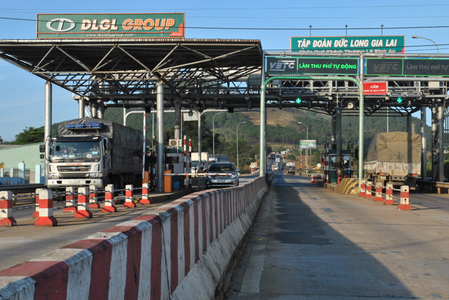 Bộ Giao thông-Vận tải yêu cầu 2 trạm thu phí Đức Long chuyển giao thu phí không dừng đảm bảo thông suốt, an toàn, kết nối liên thông. Ảnh Phương Vi