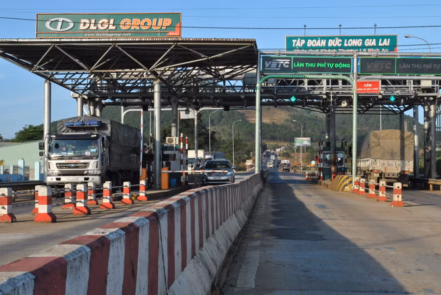 Bộ Giao thông-Vận tải yêu cầu 2 trạm thu phí Đức Long chuyển giao thu phí không dừng đảm bảo thông suốt, an toàn, kết nối liên thông. Ảnh Phương Vi