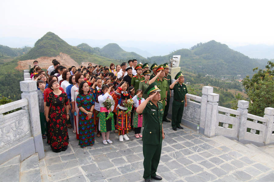 Thực hiện nghi lễ chào cờ Tổ quốc, ở cột cờ quốc gia Lũng Cú. Ảnh: Mai Thanh Hải