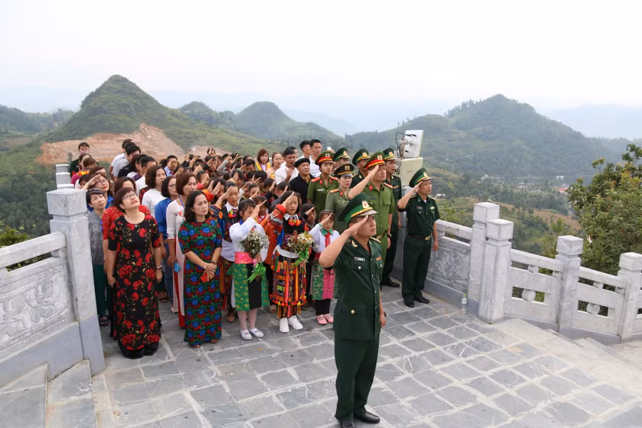 Thực hiện nghi lễ chào cờ Tổ quốc, ở cột cờ quốc gia Lũng Cú. Ảnh: Mai Thanh Hải
