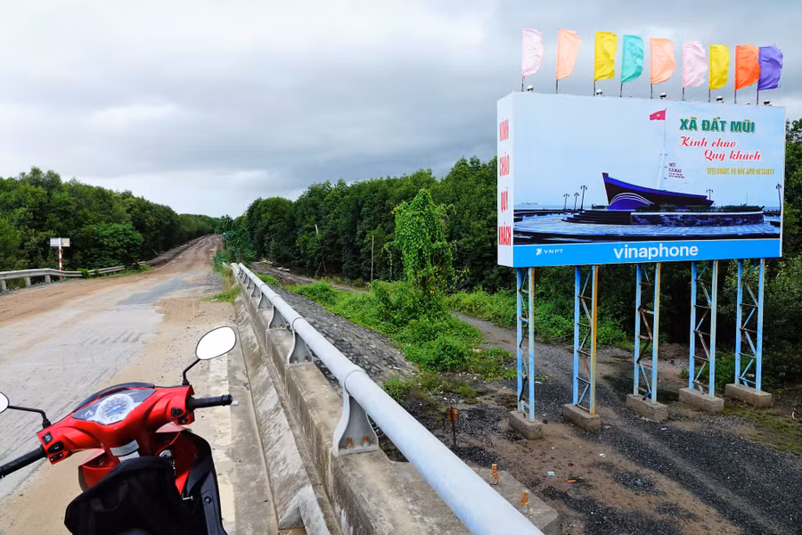  Đường về Đất Mũi. Ảnh: Mai THanh Hải