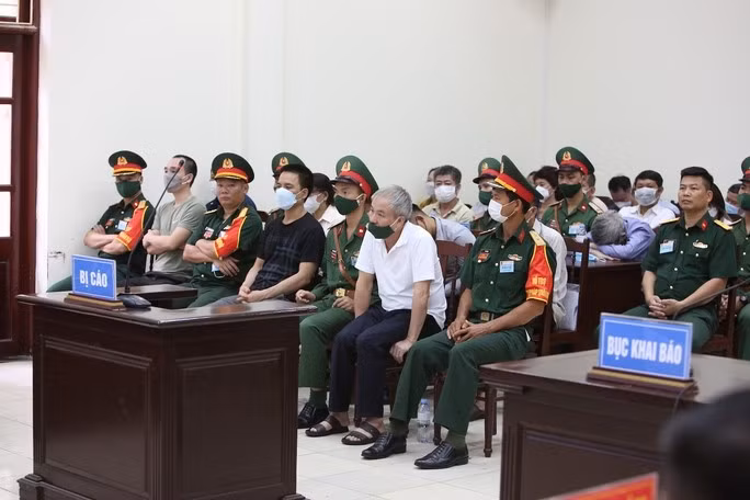 Bị cáo Lê Văn Minh (áo trắng ngồi hàng đầu), cựu thiếu tướng, cựu tư lệnh Vùng Cảnh sát biển 4, tại tòa