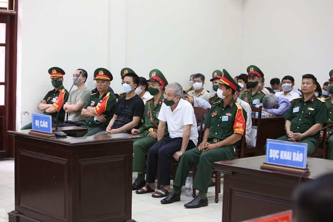 Bị cáo Lê Văn Minh (áo trắng ngồi hàng đầu), cựu thiếu tướng, cựu tư lệnh Vùng Cảnh sát biển 4, tại tòa Bị cáo Lê Văn Minh (áo trắng ngồi hàng đầu), cựu thiếu tướng, cựu tư lệnh Vùng Cảnh sát biển 4, tại tòa